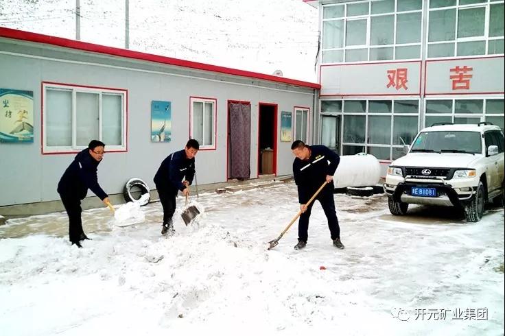 人間四月芳菲盡，山中春雪還復(fù)來(lái)