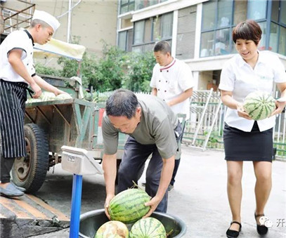 買下一整車西瓜，讓瓜農(nóng)早點(diǎn)回家